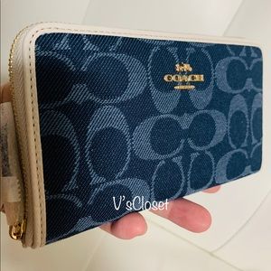 ❤️on HOLD ITEM ❤️Please do not purchase ❤️Coach signature denim wallet